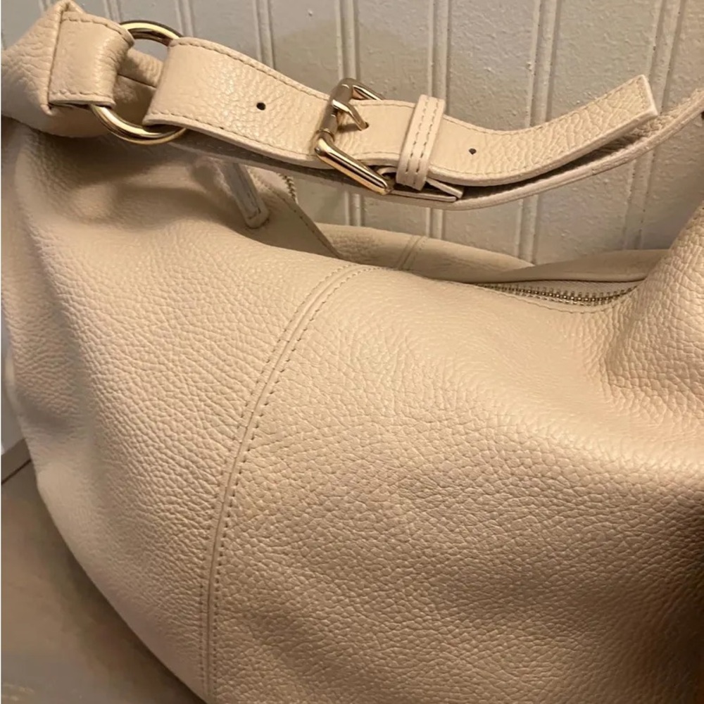 Crescent Shoulder Bag. Leather. White/Stone/Chalk - Picture 4 of 6